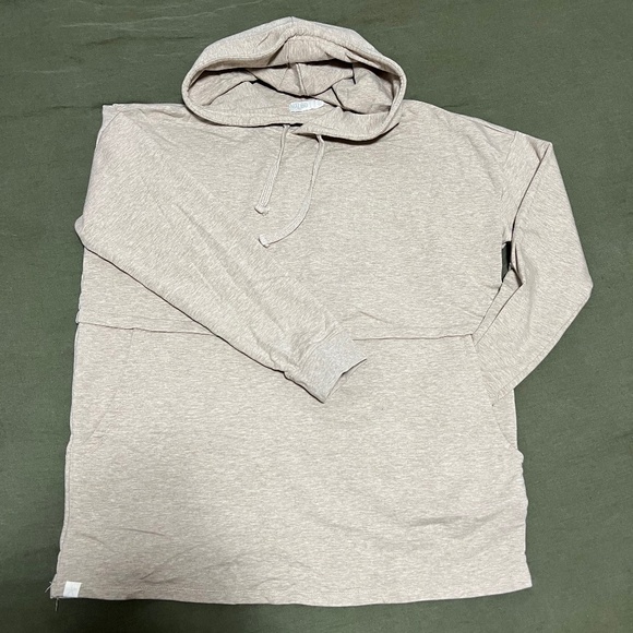 BAREFOOT DREAMS - LOUNGE WEAR MALIBU KANGAROO POCKET HOODIE - SIZE MEDIUM